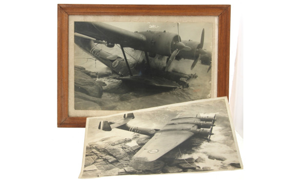 2 photographies en noir & blanc figurant