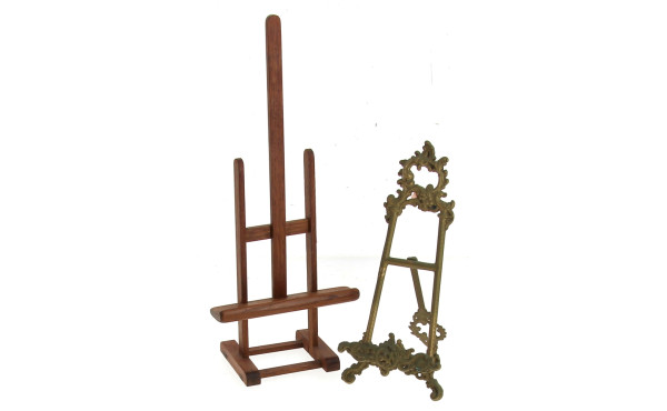 2 petits chevalets de table, l'un en boi