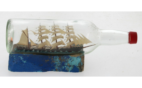Navire en bouteille toutes voiles dehors