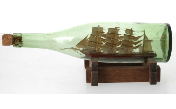 Navire en bouteille toutes voiles dehors