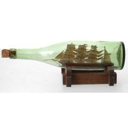 Navire en bouteille toutes voiles dehors