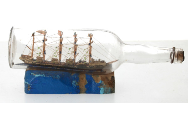 Navire en bouteille, sur socle en bois