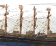 Navire en bouteille, sur socle en bois