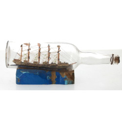 Navire en bouteille, sur socle en bois