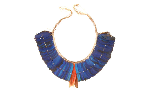 Parure pectorale en plumes dans les tons