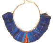 Parure pectorale en plumes dans les tons
