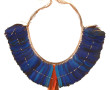 Parure pectorale en plumes dans les tons