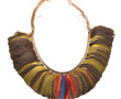 Parure pectorale en plumes dans les tons