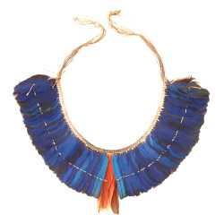 Parure pectorale en plumes dans les tons