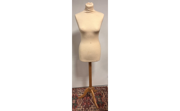 Mannequin moderne sur piètement en bois 