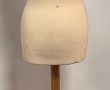 Mannequin moderne sur piètement en bois 