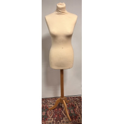 Mannequin moderne sur piètement en bois 