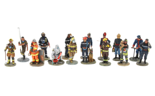 POMPIERS - 15 figurines en plomb de pom