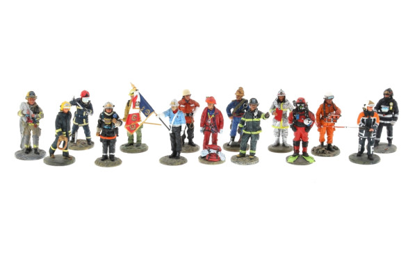 POMPIERS - 15 figurines en plomb de pom
