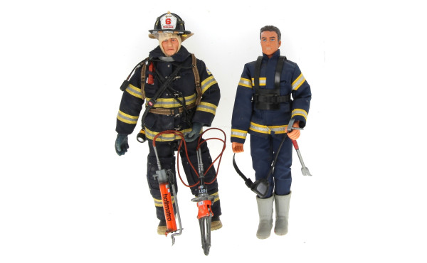POMPIERS - 2 figurines de pompiers avec 