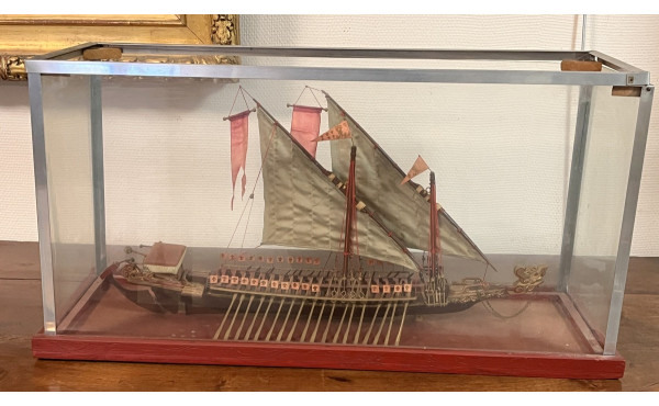 Maquette de galère en vitrine (manque le