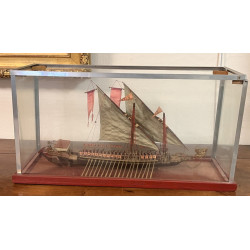 Maquette de galère en vitrine (manque le