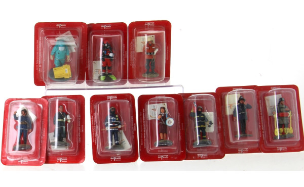 POMPIERS - Lot de diverses figurines en 