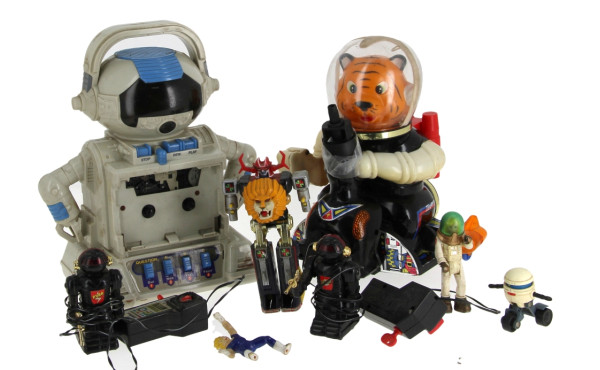 Lot de robots et figurines dans le même 