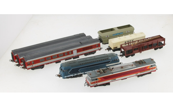 Lot comprenant une motrice diésel, une m