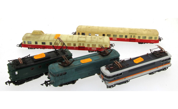 Lot comprenant un autorail Picasso et 3 