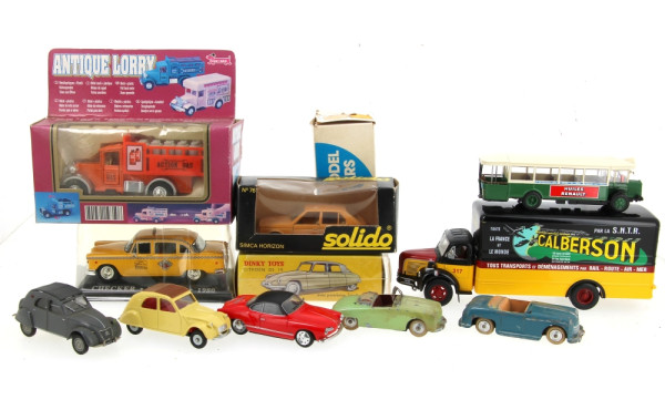 Lot de 12 petites voitures anciennes et 
