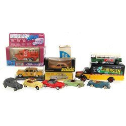 Lot de 12 petites voitures anciennes et 