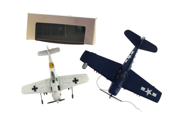 Thème MILITAIRE - Deux avions en métal e