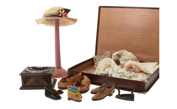 Lot comprenant des chaussures de poupées