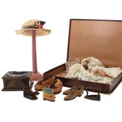 Lot comprenant des chaussures de poupées