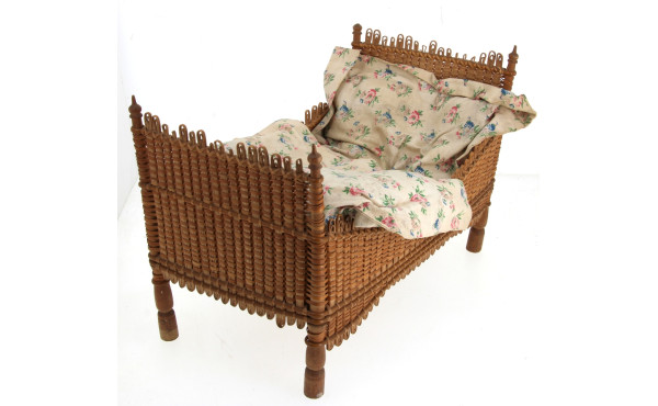 Joli lit de poupée ancien en vannerie. L