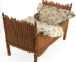 Joli lit de poupée ancien en vannerie. L