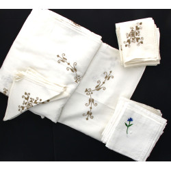 12 serviettes de table à jours brodées d