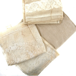 Lot comprenant : une paire de rideaux en