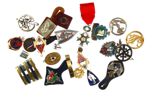 Lot d'insignes de poitrine, de bérets, i