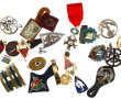 Lot d'insignes de poitrine, de bérets, i