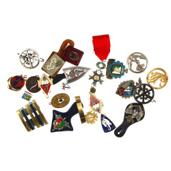 Lot d'insignes de poitrine, de bérets, i