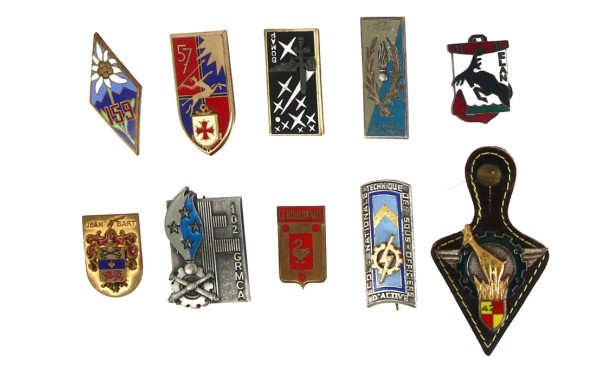 Lot d'insignes militaires divers