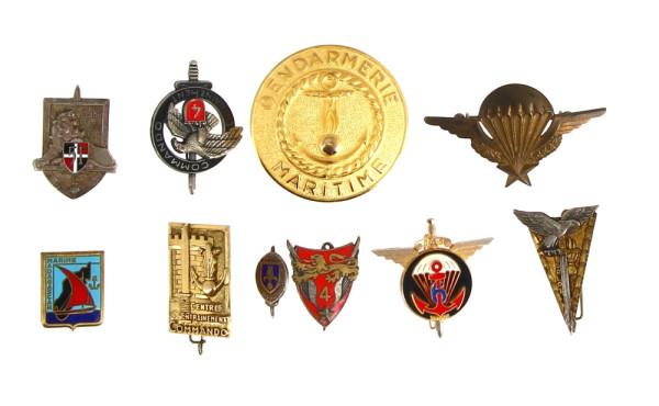 Lot d'insignes militaires divers dont ce