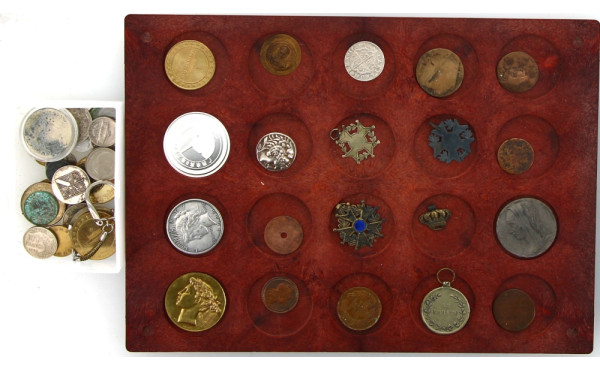 Lot de monnaies divers monde, jetons, co