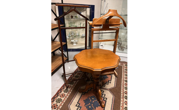 2 valets de chambre + petit guéridon (qq