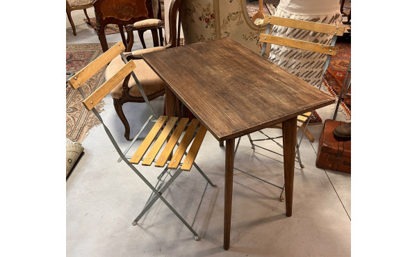 Table rectangulaire en bois et 2 chaises