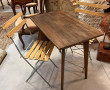 Table rectangulaire en bois et 2 chaises