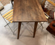 Table rectangulaire en bois et 2 chaises