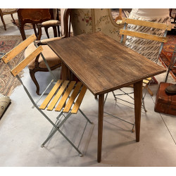 Table rectangulaire en bois et 2 chaises