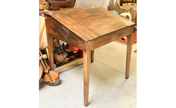 Bureau de pente ancien avec godet en por