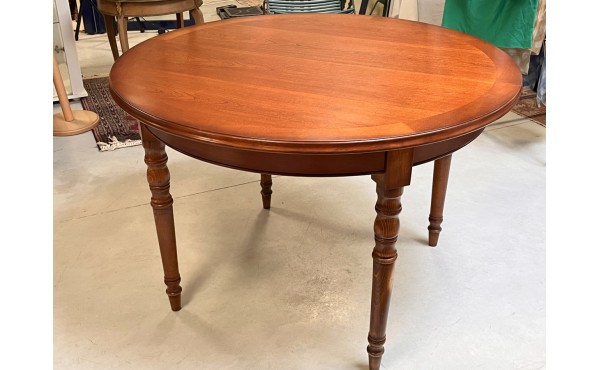 Table ronde en merisier diam. 115 cm + 2