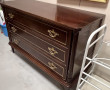 Commode en placage d'acajou verni, ouvra