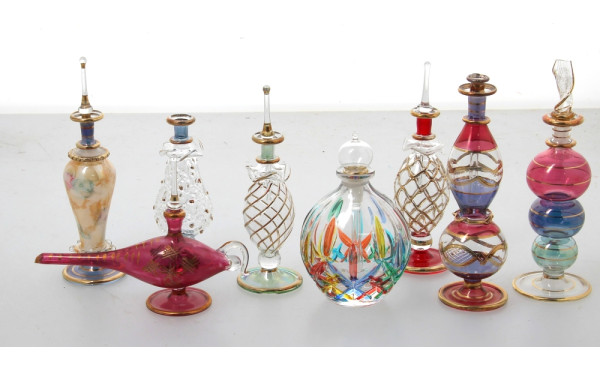 8 flacons de parfum en verre soufflé vén