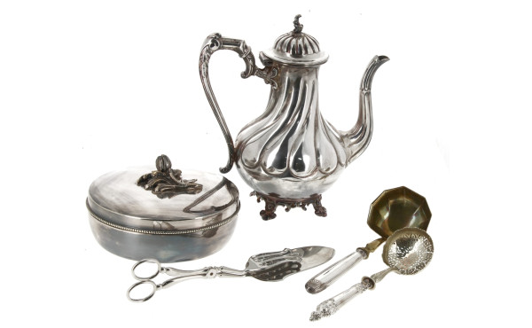 Lot d'argenterie comprenant une verseuse